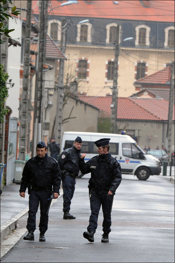 اثر الهجوم على مدرسة يهودية.. انفجارات تهز فرنسا والجاني طليق صورة رقم 16