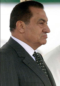 مبارك في مذكراته: سليمان لم يكن مواليا لي وعمرو كان يتطاول علي! صورة رقم 2