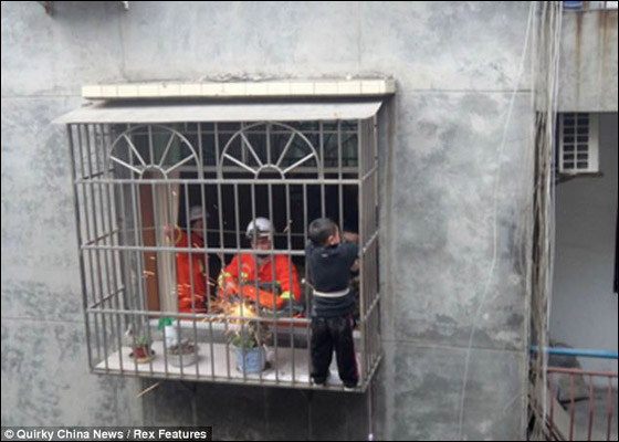 لحظة مرعبة.. طفل سقط من الطابق السادس ولم يصب بمكروه!  صورة رقم 2