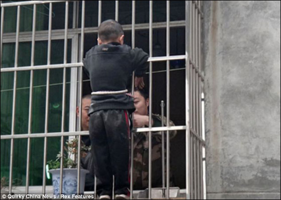 لحظة مرعبة.. طفل سقط من الطابق السادس ولم يصب بمكروه!  صورة رقم 1