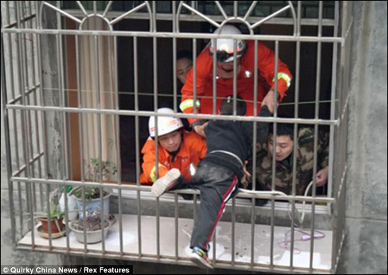 لحظة مرعبة.. طفل سقط من الطابق السادس ولم يصب بمكروه!  صورة رقم 3