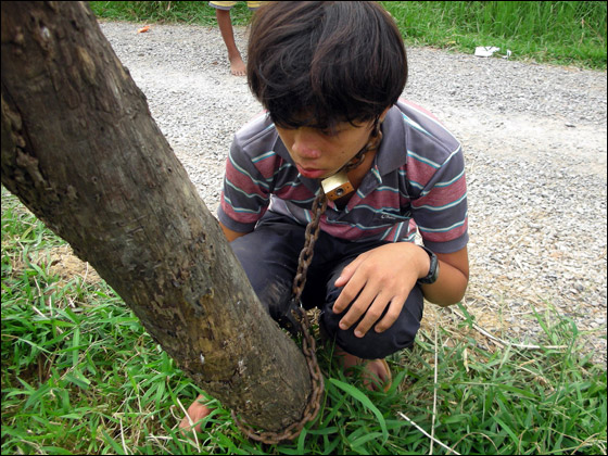 ربط ابنه بسلسلة مثل الكلب كعقاب له لتغيبه عن المدرسة! صورة رقم 1 ربط ابنه بسلسلة مثل الكلب كعقاب له لتغيبه عن المدرسة! صورة رقم 1