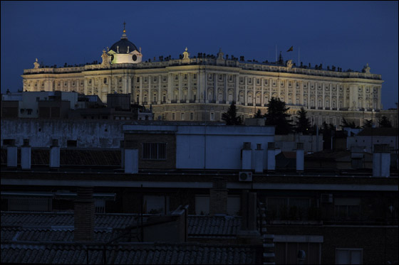 بالصور: أشهر معالم الارض تطفئ انوارها احتفالاً بـ