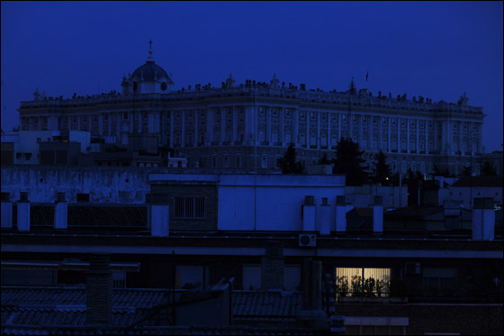 بالصور: أشهر معالم الارض تطفئ انوارها احتفالاً بـ