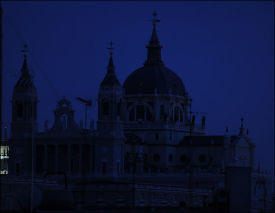 بالصور: أشهر معالم الارض تطفئ انوارها احتفالاً بـ