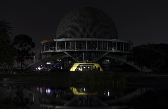 بالصور: أشهر معالم الارض تطفئ انوارها احتفالاً بـ