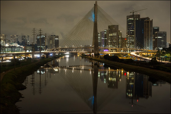 بالصور: أشهر معالم الارض تطفئ انوارها احتفالاً بـ