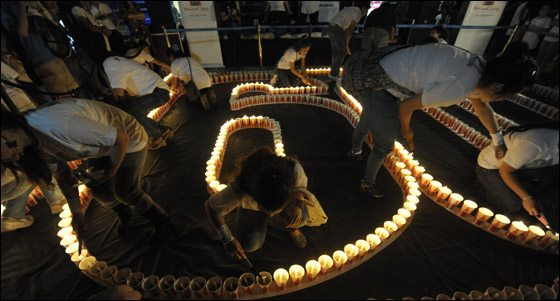 بالصور: أشهر معالم الارض تطفئ انوارها احتفالاً بـ