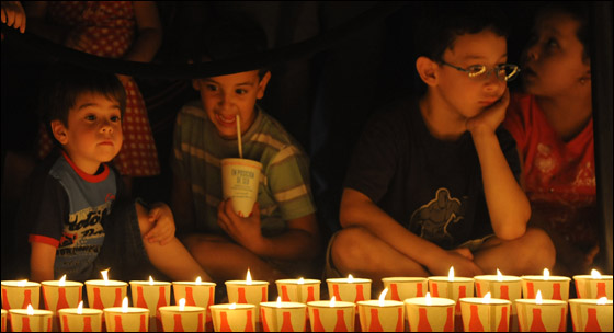 بالصور: أشهر معالم الارض تطفئ انوارها احتفالاً بـ