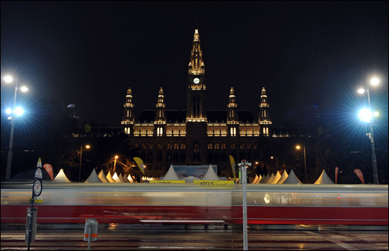 بالصور: أشهر معالم الارض تطفئ انوارها احتفالاً بـ