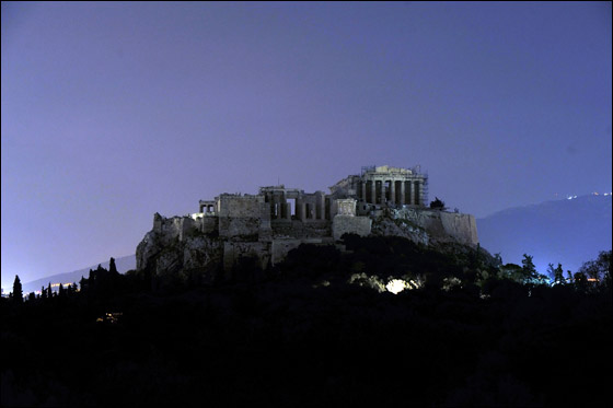 بالصور: أشهر معالم الارض تطفئ انوارها احتفالاً بـ