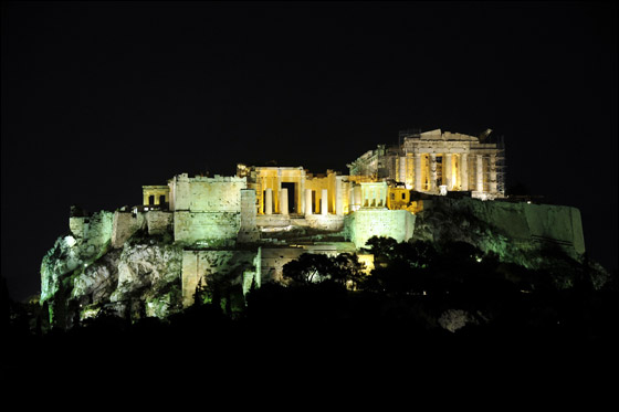 بالصور: أشهر معالم الارض تطفئ انوارها احتفالاً بـ