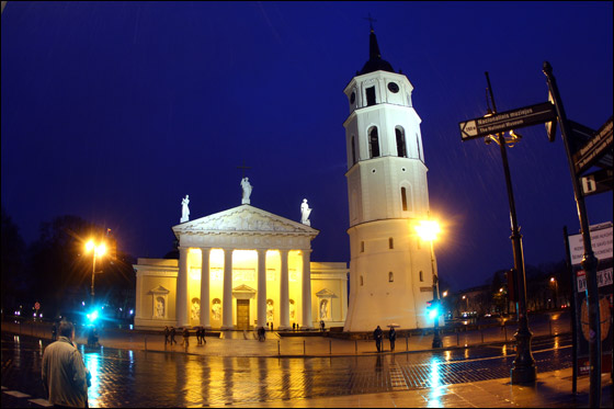 بالصور: أشهر معالم الارض تطفئ انوارها احتفالاً بـ