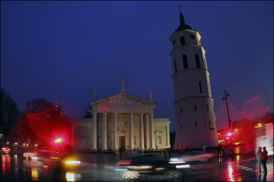 بالصور: أشهر معالم الارض تطفئ انوارها احتفالاً بـ