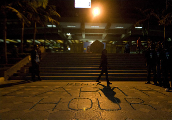 بالصور: أشهر معالم الارض تطفئ انوارها احتفالاً بـ