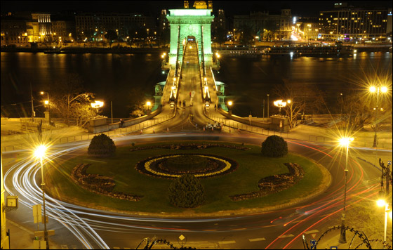 بالصور: أشهر معالم الارض تطفئ انوارها احتفالاً بـ