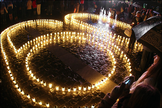 بالصور: أشهر معالم الارض تطفئ انوارها احتفالاً بـ