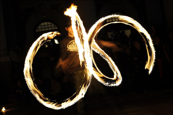 بالصور: أشهر معالم الارض تطفئ انوارها احتفالاً بـ