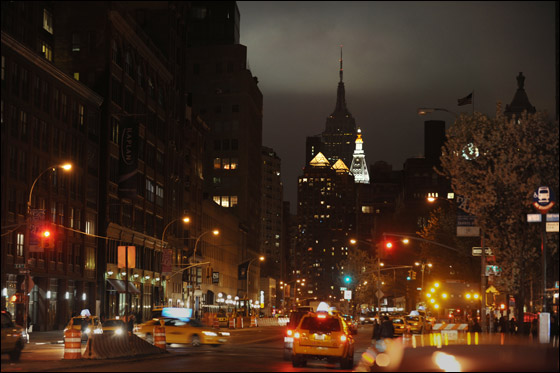 بالصور: أشهر معالم الارض تطفئ انوارها احتفالاً بـ