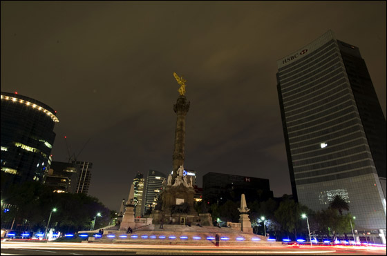 بالصور: أشهر معالم الارض تطفئ انوارها احتفالاً بـ