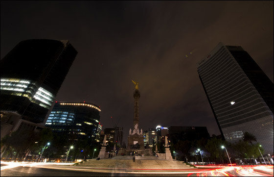 بالصور: أشهر معالم الارض تطفئ انوارها احتفالاً بـ