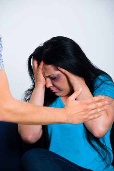 اشبع زوجته ضربا بسبب زيارة صديقتها لها! صورة رقم 1