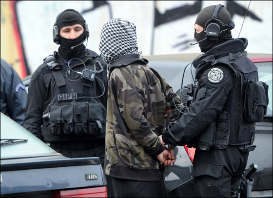 ساركوزي يحذر المنظمات الاسلامية من التحريض على العنف!  صورة رقم 14