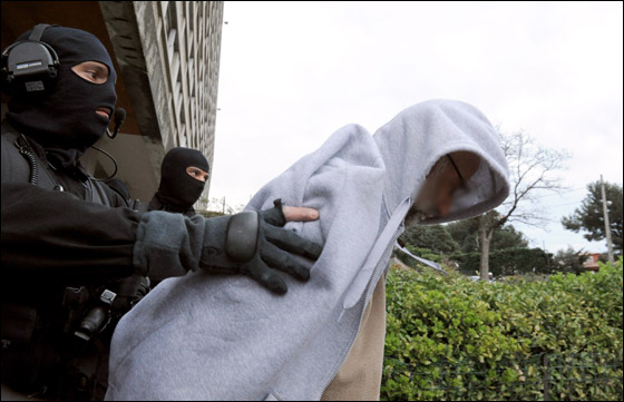 ساركوزي يحذر المنظمات الاسلامية من التحريض على العنف!  صورة رقم 17