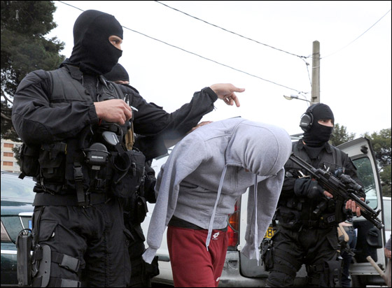 ساركوزي يحذر المنظمات الاسلامية من التحريض على العنف!  صورة رقم 36