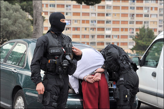 ساركوزي يحذر المنظمات الاسلامية من التحريض على العنف!  صورة رقم 24