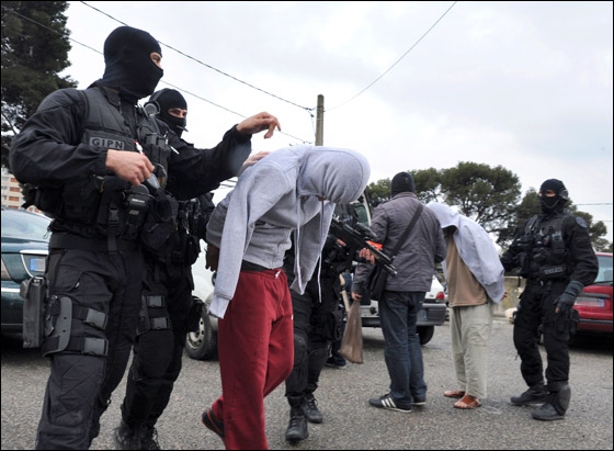 ساركوزي يحذر المنظمات الاسلامية من التحريض على العنف!  صورة رقم 8