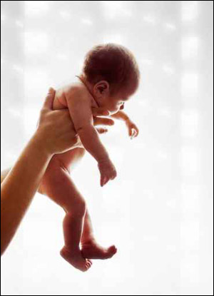 مدمنة على العاب الانترنت ترمي رضيعها بالقمامة!! صورة رقم 1