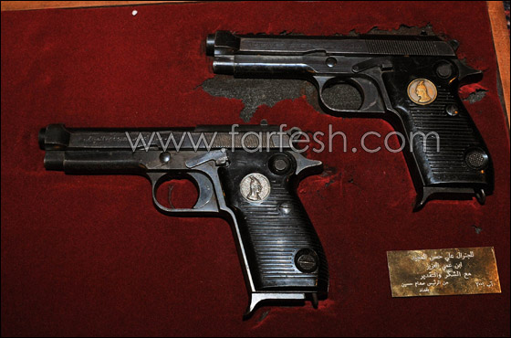 كيف وصل المسدس الذي اهداه صدام حسين لعلي الكيماوي الى الجيش الاسرائيلي!؟   صورة رقم 2