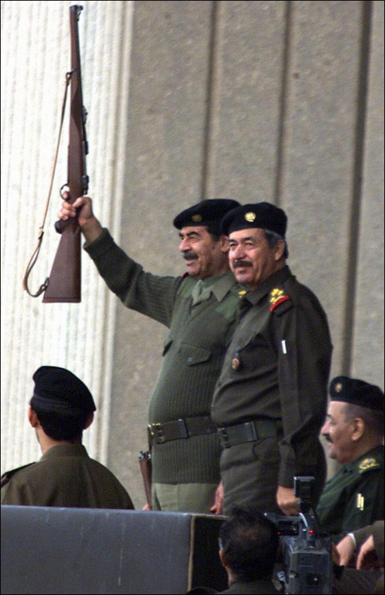 كيف وصل المسدس الذي اهداه صدام حسين لعلي الكيماوي الى الجيش الاسرائيلي!؟   صورة رقم 10