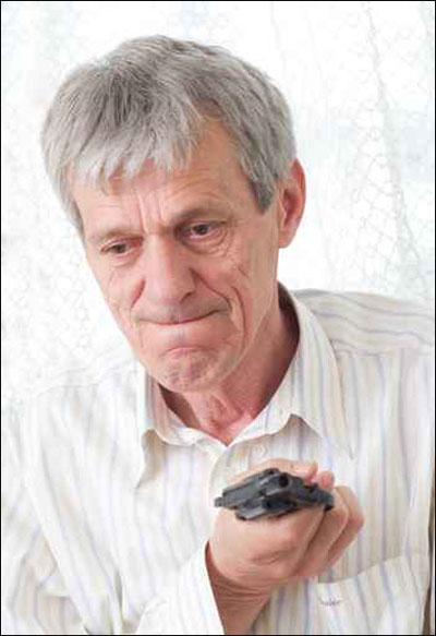 يوناني يطلق النار على رأسه أمام مبنى البرلمان بسبب ديونه! صورة رقم 1 يوناني يطلق النار على رأسه أمام مبنى البرلمان بسبب ديونه! صورة رقم 1