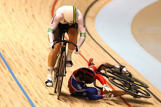 سقطت عن دراجتها خلال السباق لتعود وتحقق نصرا ساحقا!  صورة رقم 5