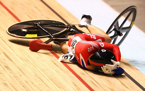 سقطت عن دراجتها خلال السباق لتعود وتحقق نصرا ساحقا!  صورة رقم 6