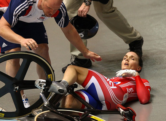 سقطت عن دراجتها خلال السباق لتعود وتحقق نصرا ساحقا!  صورة رقم 7