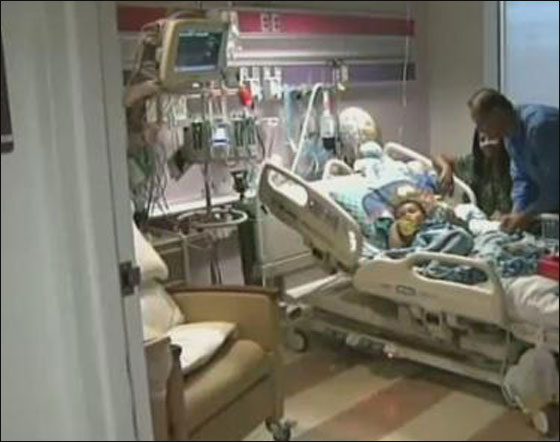 جراحة نادرة لطفل العامين لا يتوقف عن الضحك بسبب ورم في المخ! صورة رقم 4