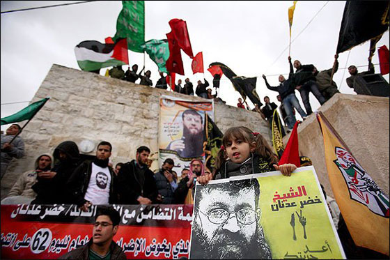 11 سجينا فلسطينيا يواصلون الاضراب عن الطعام بالسجون الاسرائيلية!  صورة رقم 3