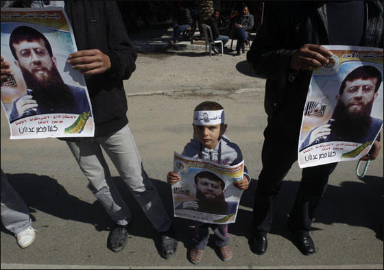 11 سجينا فلسطينيا يواصلون الاضراب عن الطعام بالسجون الاسرائيلية!  صورة رقم 2