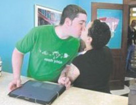 ادعت انها مصابة بالسرطان لتحصل على نقود لزفافها! صورة رقم 1