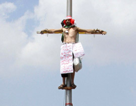 مصري يصلب نفسه احتجاجا على اوضاعه السيئة وطلبا لحماية حياته صورة رقم 1