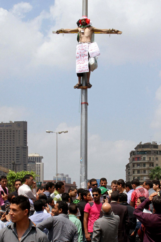 مصري يصلب نفسه احتجاجا على اوضاعه السيئة وطلبا لحماية حياته صورة رقم 2