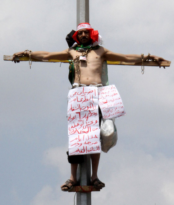 مصري يصلب نفسه احتجاجا على اوضاعه السيئة وطلبا لحماية حياته صورة رقم 3