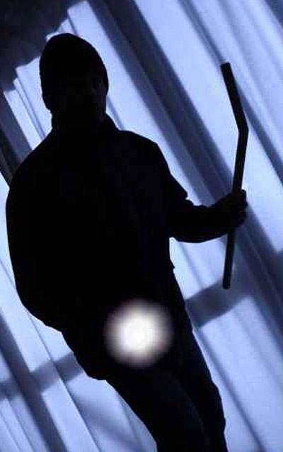 خمسيني يسرق أجهزة 