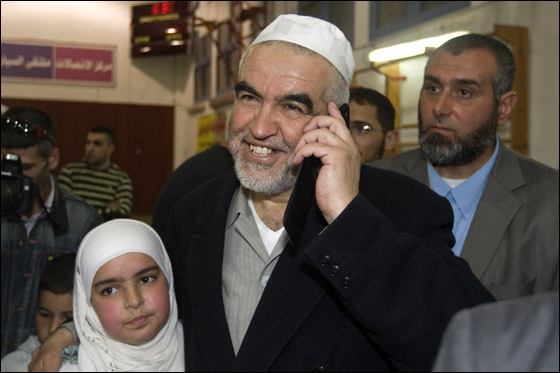 منع الشيخ رائد صلاح من دخول الاقصى بعد عودته لاسرائيل امس صورة رقم 9