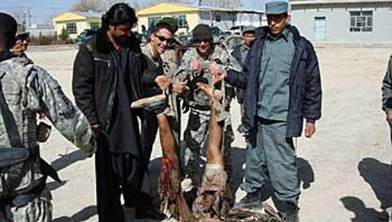 صور لجنود امريكيين يقفون بجانب أشلاء بشرية لافغان تثير الغضب صورة رقم 4