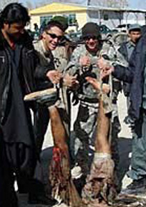 صور لجنود امريكيين يقفون بجانب أشلاء بشرية لافغان تثير الغضب صورة رقم 2