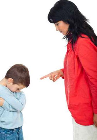 ام تعاقب ابنها باجباره بالعيش في مخزن للفحم لأكثر من سنة  صورة رقم 1